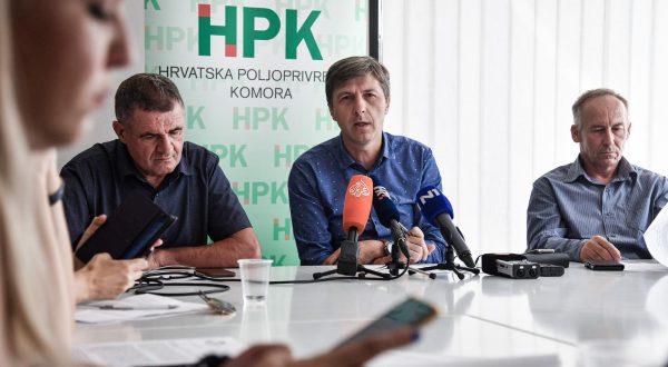 23.08.2023.., Zagreb - Predstavnici Hrvatske poljoprivredne komore (HPK) na konferenciji za medije osvrnuli su se na aktualnosti u sektoru poljoprivrede, problemima sa poljoprivrednim zemljistima, africkom svinjskom kugom i stetama od nevremena. Antun Vrakic, Mladen Jakopovic, Mato Brlosic Photo: Josip Regovic/PIXSELL