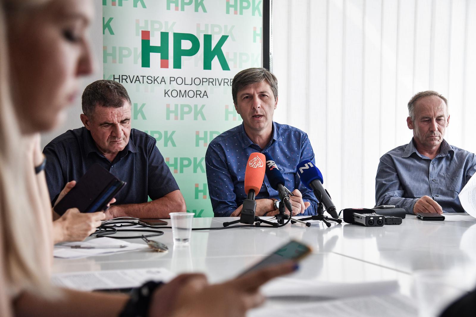 23.08.2023.., Zagreb - Predstavnici Hrvatske poljoprivredne komore (HPK) na konferenciji za medije osvrnuli su se na aktualnosti u sektoru poljoprivrede, problemima sa poljoprivrednim zemljistima, africkom svinjskom kugom i stetama od nevremena. Antun Vrakic, Mladen Jakopovic, Mato Brlosic Photo: Josip Regovic/PIXSELL
