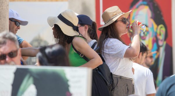 23.08.2023., Stara gradska jezgra, Dubrovnik - Crveno upozorenje za dubrovacku regiju. Izrazito visoke temperature u gradu. Ljudi "okupirali" mjesta u hladu a stvarali su se i redovi za vodu na fontanama. Photo: Grgo Jelavic/PIXSELL