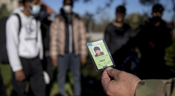 22.10.2020., Zvornik, Bosna i Hercegovina - Rijeka Drina prirodna je granica izmedju BiH i Srbije, takodjer i posljednja rijeka koju migranti moraju prijeci kako bi se domogli BiH, a kasnije Hrvatske i EU. U Zvorniku i regiji granicna policija pokriva oko 130 km granice, a po sistematizaciji GPBiH trenutno nedostaje vise od 300 policijskih sluzbenika za obavljanje redovnih aktivnosti u nadzoru granice i cak 1300 policijskih sluzbenika kako bi se adekvatno odgovorilo na zastitu granice u migrantskoj krizi. S ciljem nadilazenja problema kadrovske ne popunjenosti, kontinuirano se kao ispomoc GPBiH angaziraju policijski sluzbenici Direkcije za koordinaciju policijskih tijela BiH i Drzavne agencije za istrage i zastitu BiH, te Ministarsvo unutrasnjih poslova Republike Srpske. Prema podaci IOM-a u BiH je ove godine uslo 13,350 migranata, a prema podacima GPBiH, oni su odvratili 10,449 migranata i otkrili 35 kaznenih djela "krijumcarenje ljudi". S dolaskom jeseni, tranzit migranata iz Srbije u BiH je sve manji zbog hladnog vremena i visokog vodostaja Drine, ali migranti se vracaju u Srbiju, zbog boljih prihvatnih centara. Grupa migranta koja je krenula iz BiH u Srbiju, svi su bili registrirani u centru Blazuj, u blizini Sarajeva.rPhoto: Armin Durgut/PIXSELL