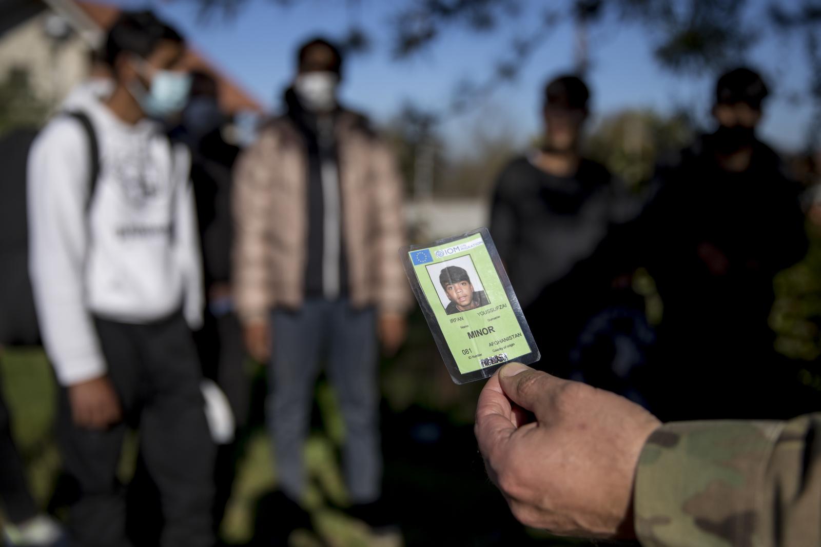 22.10.2020., Zvornik, Bosna i Hercegovina - Rijeka Drina prirodna je granica izmedju BiH i Srbije, takodjer i posljednja rijeka koju migranti moraju prijeci kako bi se domogli BiH, a kasnije Hrvatske i EU. U Zvorniku i regiji granicna policija pokriva oko 130 km granice, a po sistematizaciji GPBiH trenutno nedostaje vise od 300 policijskih sluzbenika za obavljanje redovnih aktivnosti u nadzoru granice i cak 1300 policijskih sluzbenika kako bi se adekvatno odgovorilo na zastitu granice u migrantskoj krizi. S ciljem nadilazenja problema kadrovske ne popunjenosti, kontinuirano se kao ispomoc GPBiH angaziraju policijski sluzbenici Direkcije za koordinaciju policijskih tijela BiH i Drzavne agencije za istrage i zastitu BiH, te Ministarsvo unutrasnjih poslova Republike Srpske. Prema podaci IOM-a u BiH je ove godine uslo 13,350 migranata, a prema podacima GPBiH, oni su odvratili 10,449 migranata i otkrili 35 kaznenih djela "krijumcarenje ljudi". S dolaskom jeseni, tranzit migranata iz Srbije u BiH je sve manji zbog hladnog vremena i visokog vodostaja Drine, ali migranti se vracaju u Srbiju, zbog boljih prihvatnih centara. Grupa migranta koja je krenula iz BiH u Srbiju, svi su bili registrirani u centru Blazuj, u blizini Sarajeva.rPhoto: Armin Durgut/PIXSELL
