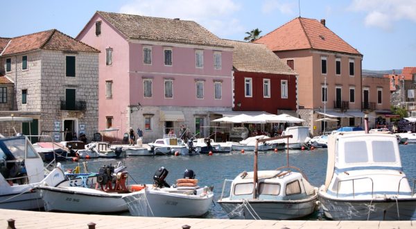 24.05.2018., Hvar, Stari Grad - Turisti na rivi. r"nPhoto: Miranda Cikotic/PIXSELL
