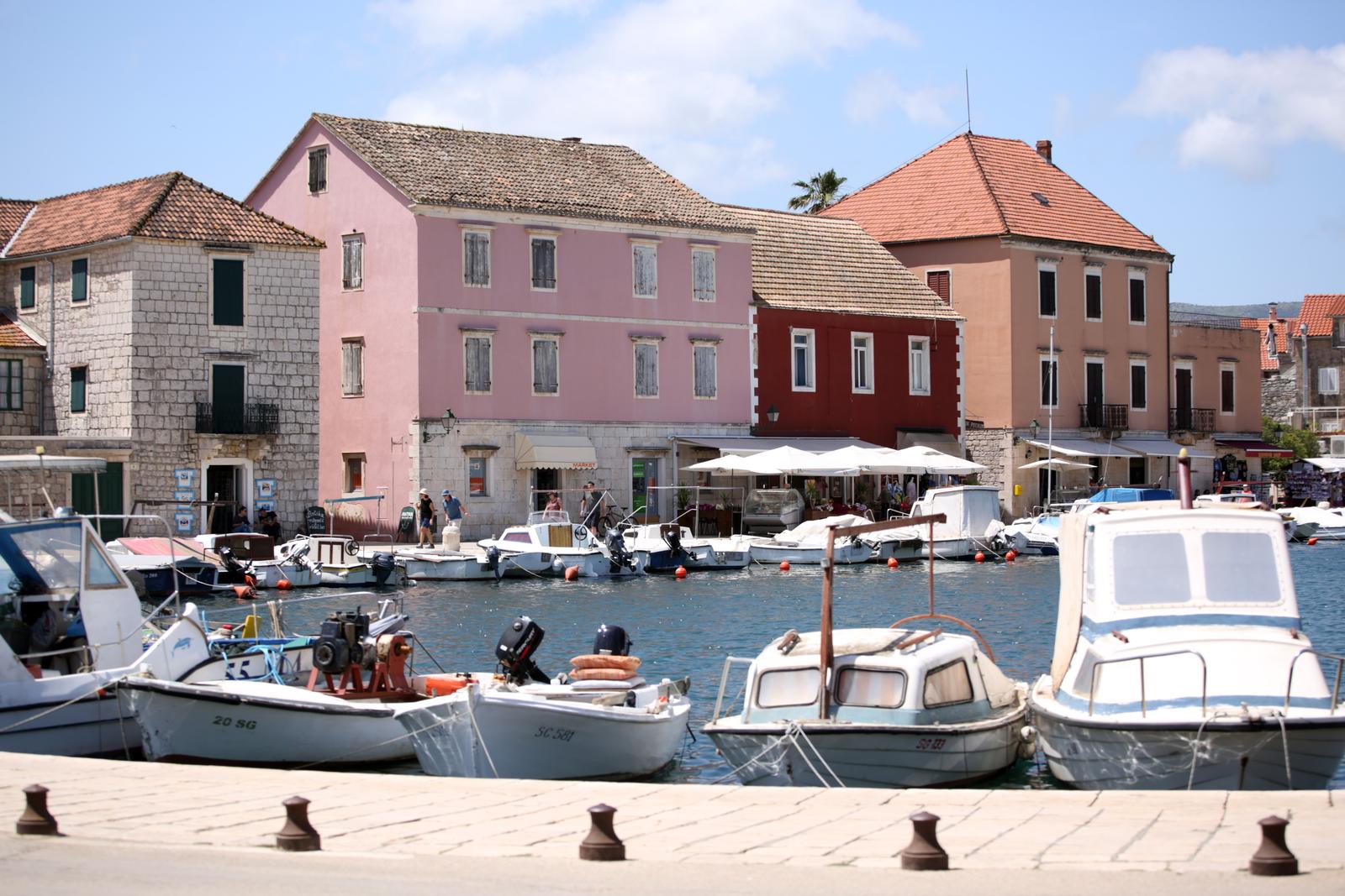 24.05.2018., Hvar, Stari Grad - Turisti na rivi. r"nPhoto: Miranda Cikotic/PIXSELL