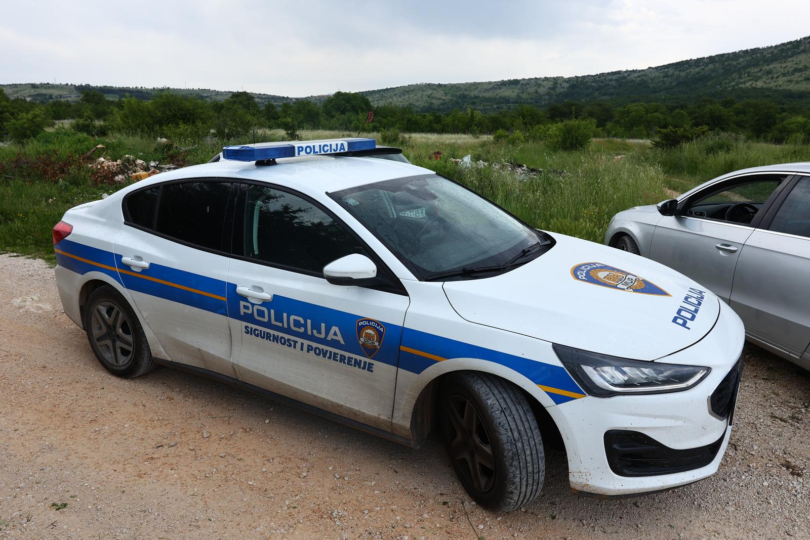 24.05.2023., Dugopolje - U polju kod Dugopolja pronađen izgoren automobil u kojem se nalazilo tijelo osobe. Photo: Miroslav Lelas/PIXSELL