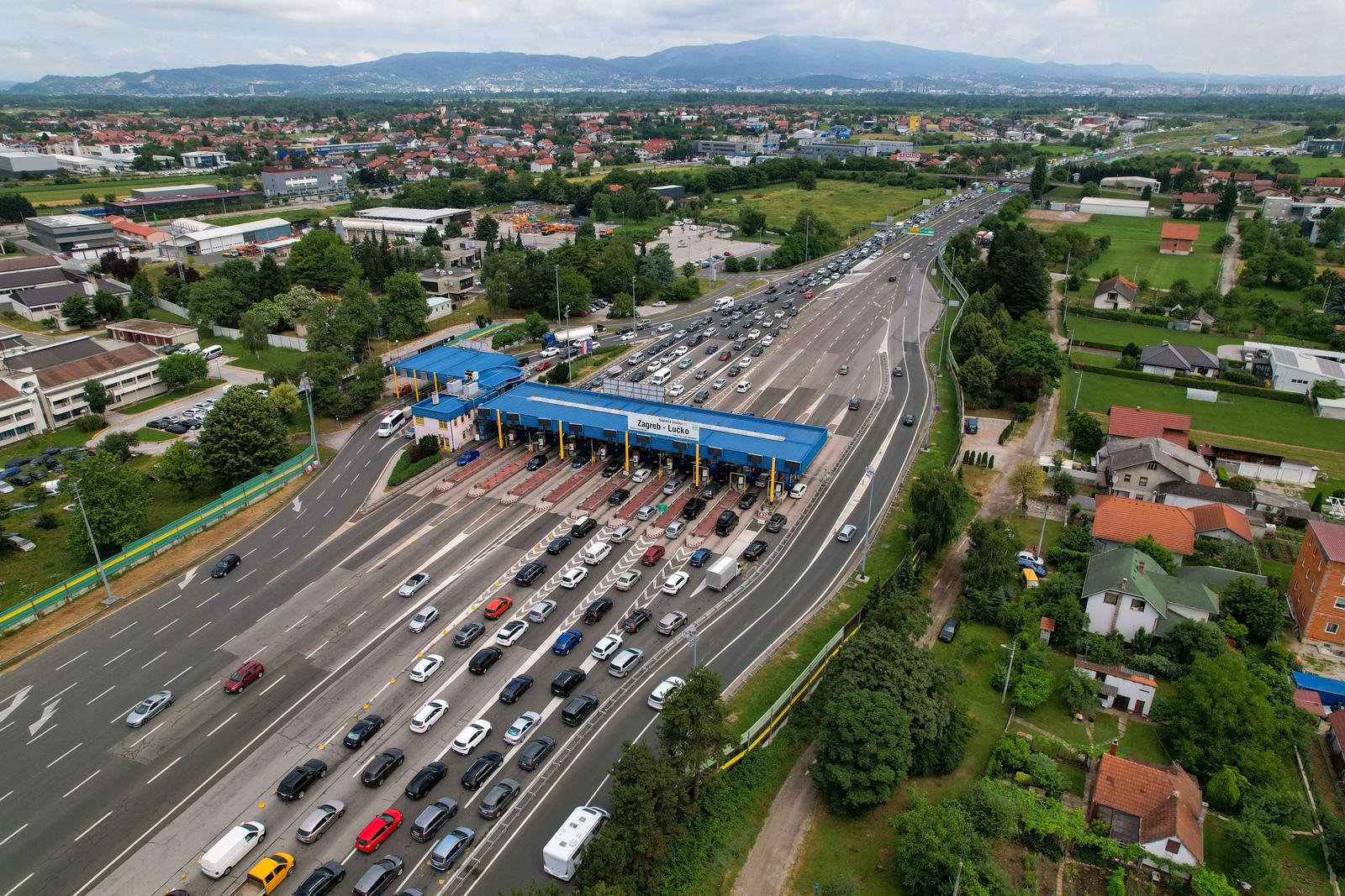 24.06.2023., Zagreb - Zracna fotografija prometne guzve na naplatnoj postaji Lucko u oba smjera. Photo: Slaven Branislav Babic/PIXSELL