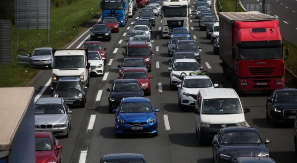 24.07.2023., Zagreb - Velike  guzve na NP Lucko i zagrebackoj obilaznici u smjeru mora Photo: Zeljko Hladika/PIXSELL
