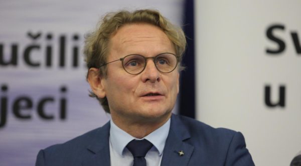 24.09.2020., Rijeka -  Interdisciplinarni znanstveni skup posvecen virusu COVID-19 pod nazivom "Advancement in Virology Research & an Opportunity to Improve International Impact of the University of Rijeka". Na skupu u prostoru Gradjevinskog fakulteta govorili su: Ivan Djikic, Daniel Rukavina, Stipan Jonjic i Snjezana Prijic Samarzija.rPhoto:Goran Kovacic/PIXSELL