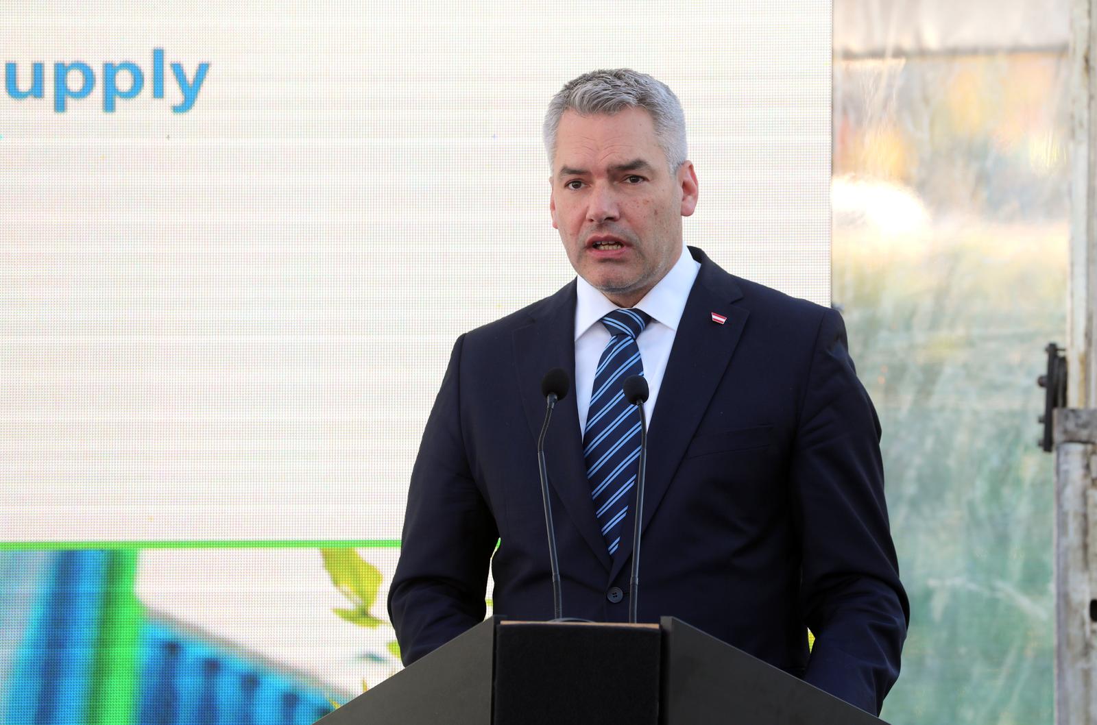 24.11.2022., otok Krk - Premijer Andrej Plenkovic  sa saveznim kancelarom Republike Austrije Karlom Nehammerom i predsjednikom Vlade Savezne drzave Bavarske Markusom Soederom obisao LNG terminal u Omislju na Krku.  Photo: Goran Kovacic/PIXSELL