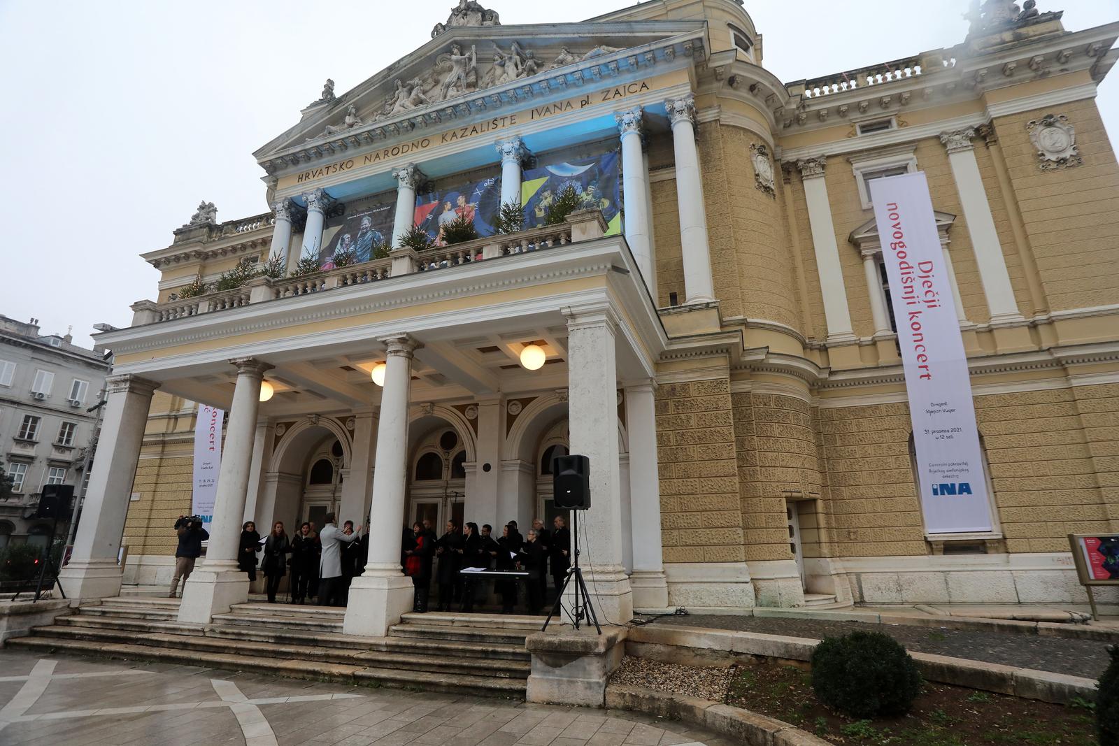24.12.2021., Rijeka - Rijecki operni zbor uz dirigenta Stjepana Vugera na Badnjak je rijecanima darovao prigodni koncert ispred HNK Ivan pl Zajc. 
Photo: Goran Kovacic/PIXSELL Photo: Goran Kovacic/PIXSELL