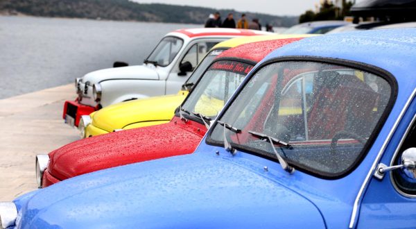 24.12.2021.,Sibenik - S ciljem prikupljanja donacija za lijecenje male sibencanke Kiare Gorsic clanovi Dalmatinskog Fico kluba organizirali su okupljanje na sibenskoj rivi. Organizatoima su se pridruzili i clanovi Volkswagen kluba Sibenik, Vespa kluba Sibenik i SI MEET-a.
 Photo: Dusko Jaramaz/PIXSELL
