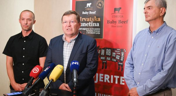 25.8.2022., Zagreb - U Hotelu International Dejan Majdak, Zvonimir Sirjan i Toni Raic dali su izjave za medije nakon Sjednice Upravnog odbora Udruge za tov i uzgoj junadi Baby Beef na kojoj su raspravljali o izuzetno negativnom utjecaju suse na proizvodnju u stocarstvu. Photo: Davorin Visnjic/PIXSELL