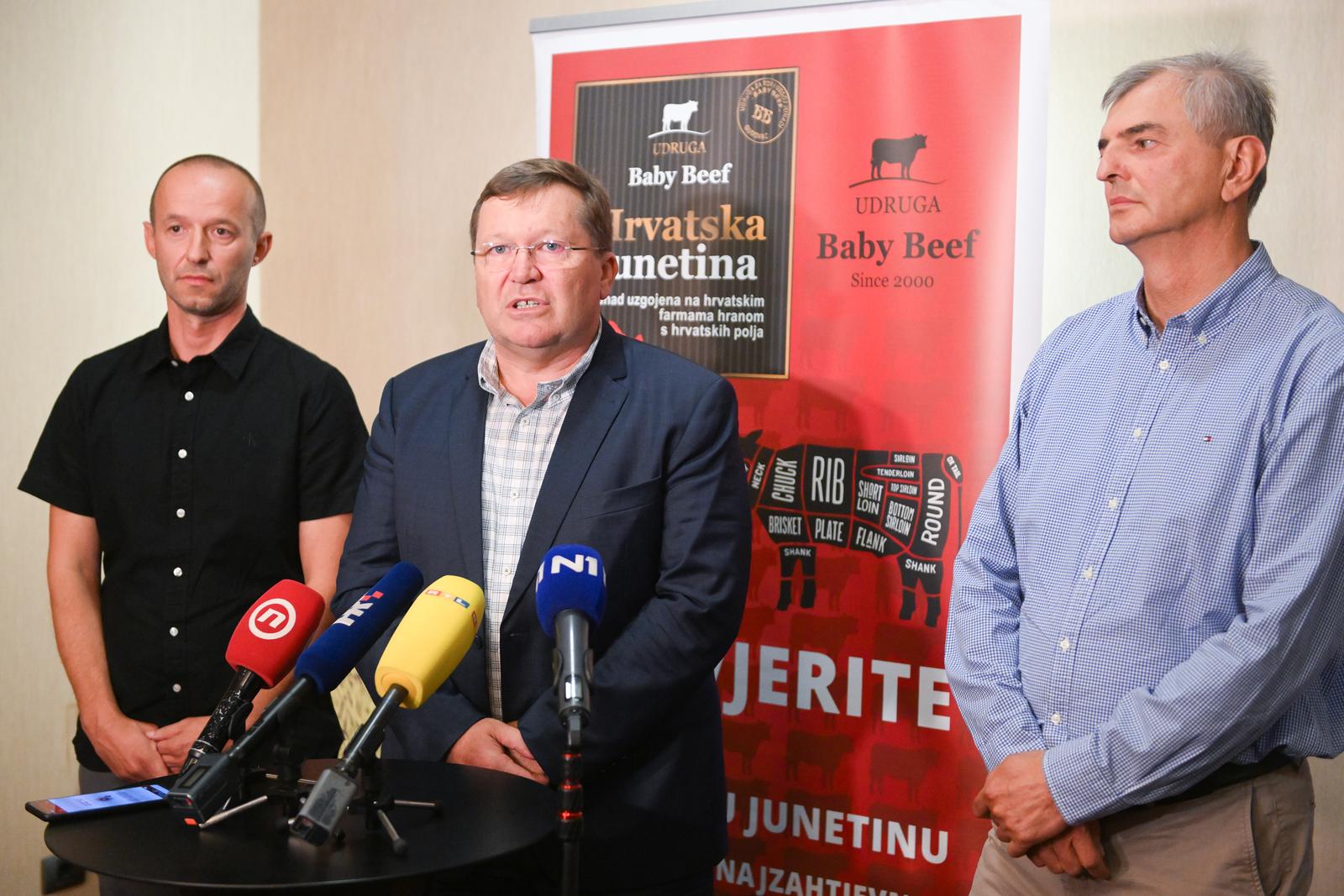 25.8.2022., Zagreb - U Hotelu International Dejan Majdak, Zvonimir Sirjan i Toni Raic dali su izjave za medije nakon Sjednice Upravnog odbora Udruge za tov i uzgoj junadi Baby Beef na kojoj su raspravljali o izuzetno negativnom utjecaju suse na proizvodnju u stocarstvu. Photo: Davorin Visnjic/PIXSELL