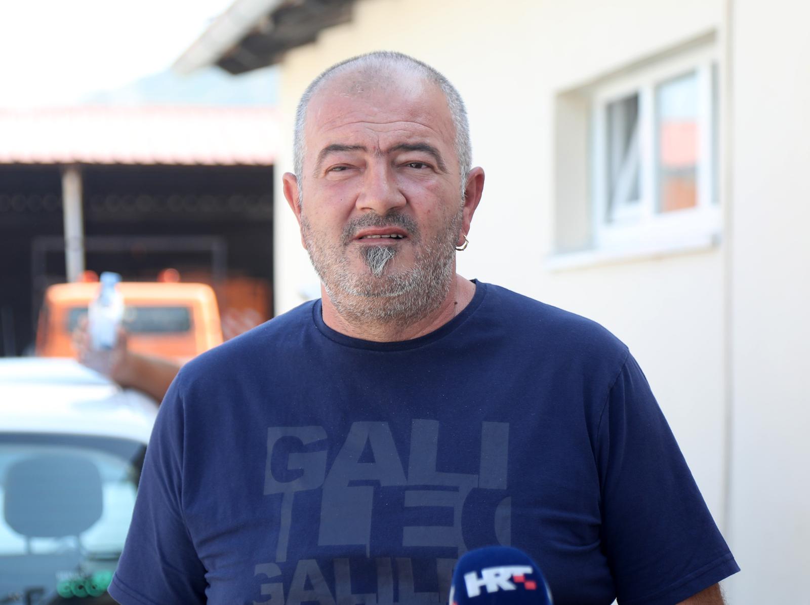 25.08.2023., Sibenik - U krugu Cesta Sibenik odrzana je konferencija za medije na kojoj su radnici koji su dobili otkaze iznjeli svoju stranu istine i objasnili kako je do toga doslo kao i o nekorektnom ponasanju Uprave u ovom postupku. Robert Savic Photo: Dusko Jaramaz/PIXSELL