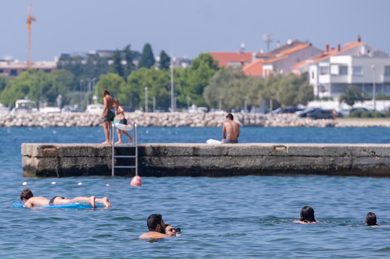 25.08.2023., Zadar - Zbog fekalnih izlijevanja u blizini gradske plaze Jadran kod Marexa, iz Upravnog odjela za prostorno uredjenje, zastitu okolisa i komunalne poslove Zadarske zupanije, izvjestili su javnost da je doslo do kratkotrajnog oneciscenja mora. Na navedenoj plazi se stoga do daljnjeg ne preporuca kupanje. Photo: Dino Stanin/PIXSELL