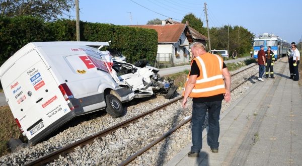 25.08.2023., Kustani - Teska prometna nesreca dogodila se na pruznom prijelazu u Kustanima ispred zeljeznicke postaje Cirkvena. Putnicki vlak koji se kretao iz pravca Zagreba prema Bjelovaru na priznom prijelazu bez brklje naletio je na kombi vozilo. Detalji ove prometne nesrece biti ce poznati nakon policijskog ocevida koji je u tijeku a u pomoc su dosli i pripadnici DVD-a Sv. Ivan Zabno Photo: Damir Spehar/PIXSELL