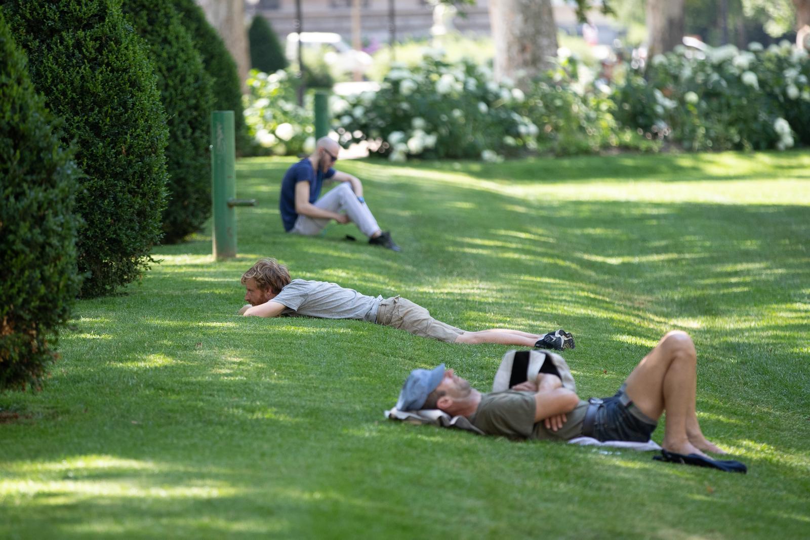 26.06.2019., Zagreb - Spas od nesnosnih vrucina zagrepcani i turisti u centru grada nalaze u hladovini drveca ili ispod kisobrana.rPhoto: Davor Puklavec/PIXSELL