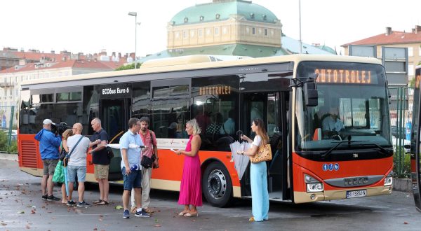 26.07.2022., Rijeka - Predstavljanje 23 od 37 novih autobusa Komunalnog drustva Autotrolej na autobusnom kolodvoru Delta. Autobusi su nabavljeni putem EU projekta "Nabava novih autobusa za Komunalno drustvo Autotrolej d.o.o." Projekt su predstavili gradonacelnik Marko Filipovic, direktor Autotroleja Alberto Kontus i procelnica odjela za komuinalni sustav Maja Malnar.  Photo: Goran Kovacic/PIXSELL