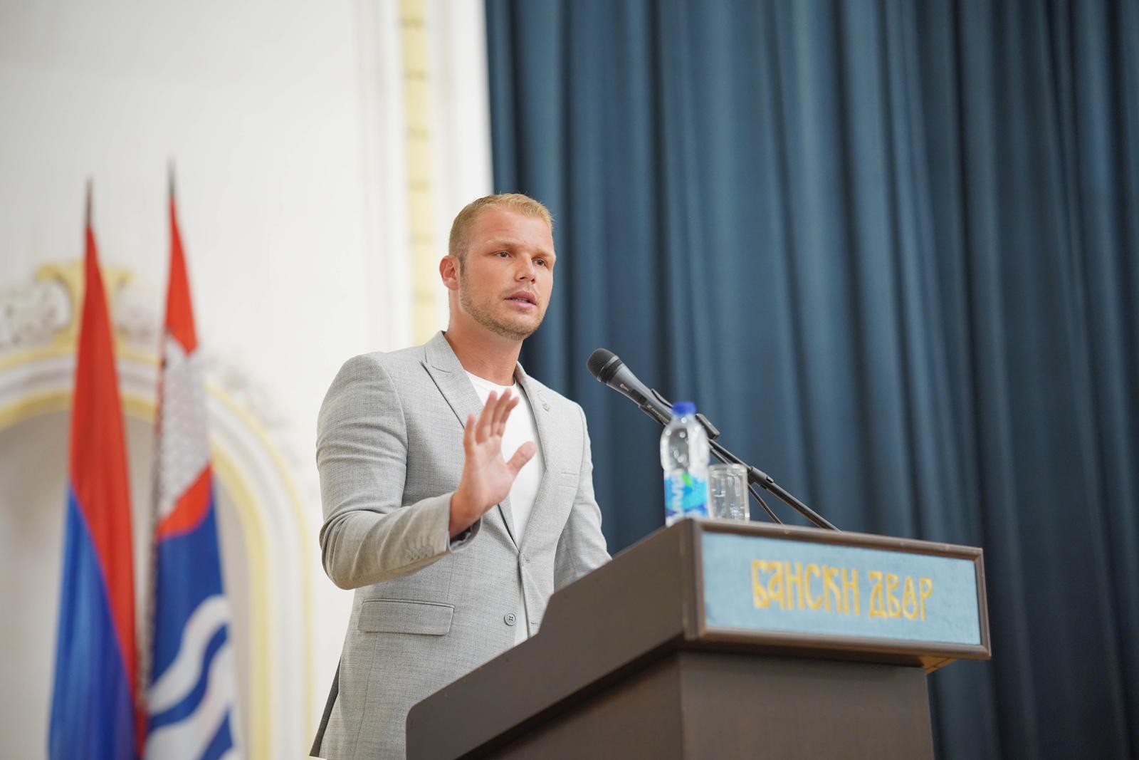 26.07.2023., KC Banski dvor, Banjaluka (BiH) – U Banskom dvoru u Banjaluci sinoc je na zahtjev predsjednika gradskog odbora SNSD-a Vlade Djajica odrzana javna rasprava o lokaciji centralnog spomen-obiljezja za stradale borce Vojske RS, a cija izgradnja je vec pocela na "Krasovom" parkingu. Na javnu raspravu dosao je i gradonacelnik Banjaluke i jedan od lidera oporbe Drasko Stanivukovic. Vec mjesecima traje sukob Djajica i Stanivukovica koji je sada kulminirao jer su se napokon obojica nasli pred vecim brojem gradjana Banjaluke. Photo: Dejan Rakita/PIXSELL