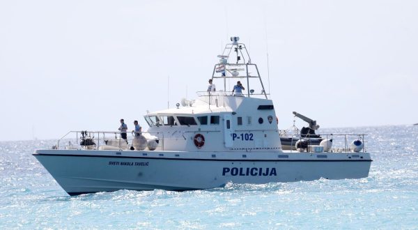 26.07.2023., Primosten - Pripadnici policije pretrazuju more za mladicem koji je nestao pri skoku u more za vrijeme velikih valova. Photo: Dusko Jaramaz/PIXSELL