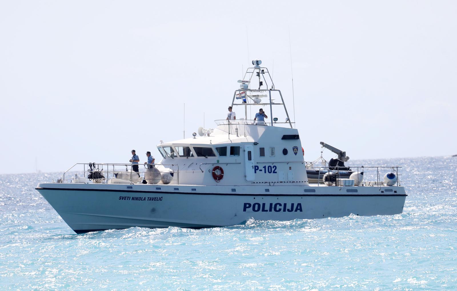 26.07.2023., Primosten - Pripadnici policije pretrazuju more za mladicem koji je nestao pri skoku u more za vrijeme velikih valova. Photo: Dusko Jaramaz/PIXSELL