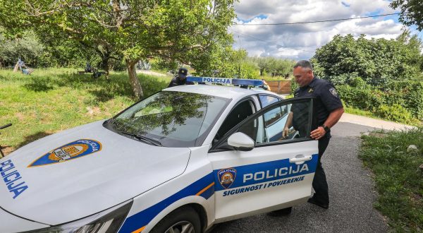 26.07.2023., Matelici -
Policija je jutros oko 8 sati zaprimila dojavu o otmici zene s parkiralista u Petroviji. Prema dosad dostupnim informacijama muskarac je zenu ugurao u automobil te se s njom odvezao u nepoznatom smjeru. Brzom reakcijom policijskih sluzbenika zena je pronadjena u mjestu Matelici. Policijski sluzbenici tragaju za muskarcem koji je u bijegu. Photo: Srecko Niketic/PIXSELL
