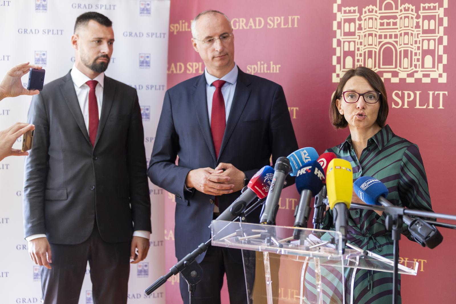 26.10.2022., Split - Konferencija za medije u Gradskoj upravi pod nazivom "Nered u upravljanju i izgubljeni milijunski prihodi od gradske imovine" na kojoj je savjetnica gradonacelnika za gradsku imovinu Maja Derek predstavila polugodisnje izvjesce. Na konferenciji su sudjelovali i gradonacelnik Splita Ivica Puljak sa zamjenicima, Antoniom Kuzmanicem i Bojanom Ivosevicem.
Bojan Ivosevic, Ivica Puljak, Maja Derek Photo: Milan Sabic/PIXSELL