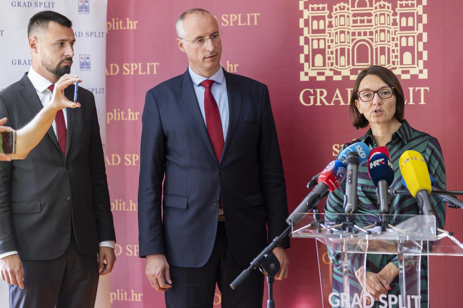 26.10.2022., Split - Konferencija za medije u Gradskoj upravi pod nazivom "Nered u upravljanju i izgubljeni milijunski prihodi od gradske imovine" na kojoj je savjetnica gradonacelnika za gradsku imovinu Maja Derek predstavila polugodisnje izvjesce. Na konferenciji su sudjelovali i gradonacelnik Splita Ivica Puljak sa zamjenicima, Antoniom Kuzmanicem i Bojanom Ivosevicem.
Bojan Ivosevic, Ivica Puljak, Maja Derek Photo: Milan Sabic/PIXSELL