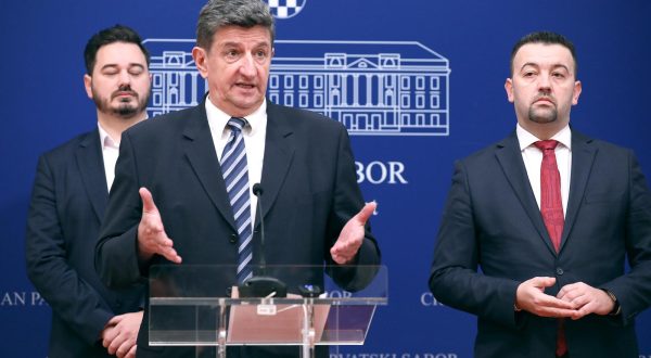 27.01.2023., Zagreb - Na konferenciji za medije Kluba zastupnika Hrvatskih suverenista odrzanoj u Saboru o temi  „Pozivanje hrvatskih policajaca s dvojnim drzavljanstvom na regrutaciju u Republiku Srbiju“ govorili su zastupnici Marijan Pavlicek i Zeljko Sacic. Photo: Patrik Macek/PIXSELL