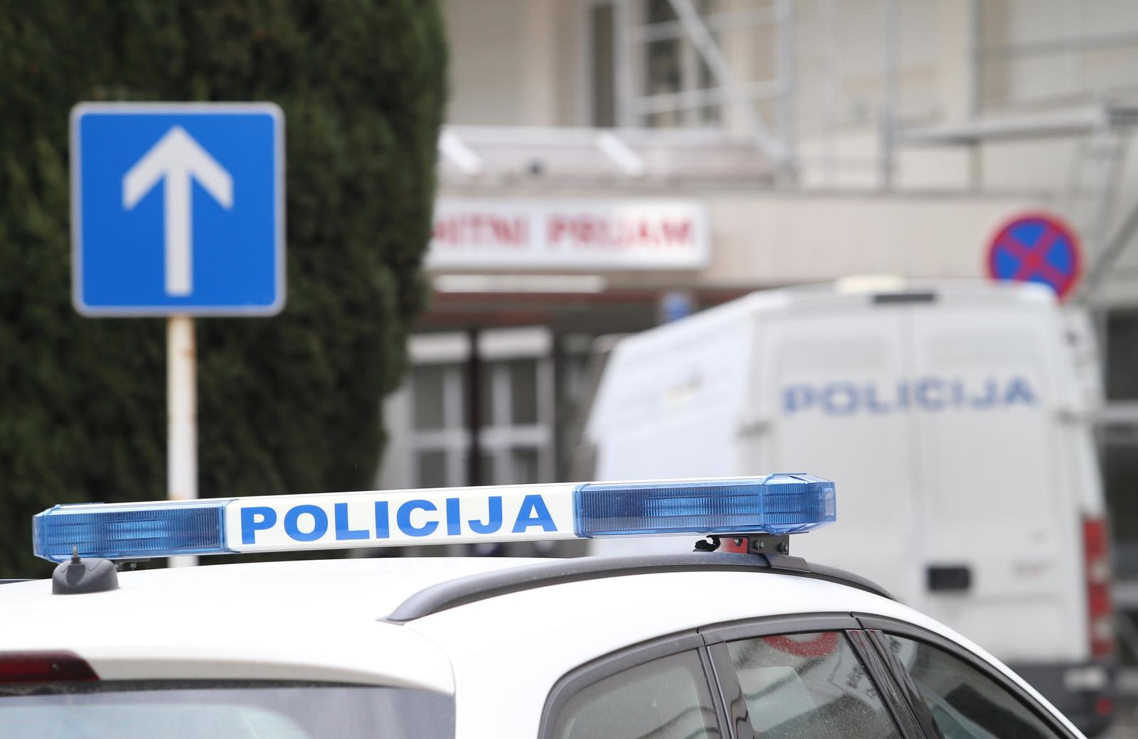 27.03.2020., Split - Policijska vozila ispred hitnog prijema KBC Split. "nPhoto: Ivo Cagalj/PIXSELL