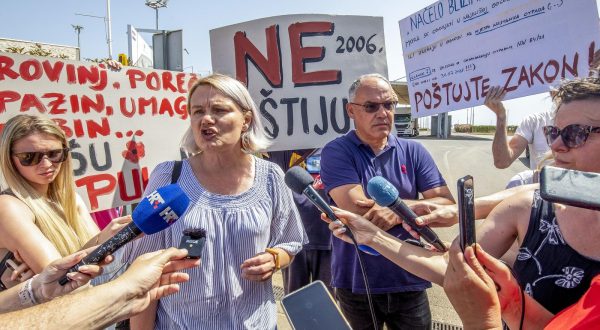 27.06.2022..,Pula - 
Prosvjed gradjana ispred ZCGO Kastijun. 
Gradjani juzne istre na ulazu u odlagaliste otpada Kastjun prosjedovali su oboruzani transparentima protiv ovog odlagalista . Za vrijeme prosvjeda gradonacelnci istarske zupanije stizali su na radni sastanak kako bi pokusali rijesiti problem otpada. Photo: Srecko Niketic/PIXSELL