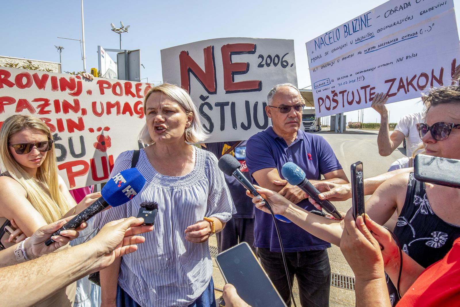 27.06.2022..,Pula - 
Prosvjed gradjana ispred ZCGO Kastijun. 
Gradjani juzne istre na ulazu u odlagaliste otpada Kastjun prosjedovali su oboruzani transparentima protiv ovog odlagalista . Za vrijeme prosvjeda gradonacelnci istarske zupanije stizali su na radni sastanak kako bi pokusali rijesiti problem otpada. Photo: Srecko Niketic/PIXSELL