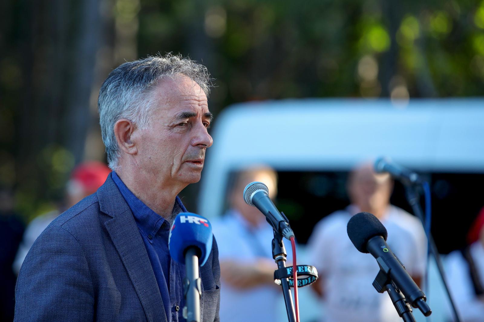 27.07.2023., Srb  -  Srpsko narodno vijece organiziralo prigodni program u povodu 82. godisnjice podizanja ustanka u Srbu. Pokraj spomenika ustanicima okupljenima su se obratiti saborski zastupnik i predsjednik SNV-a Milorad Pupovac, bivsi predsjednik RH Stjepan Mesic te predstavnici antifasistickih organizacija iz cijele Hrvatske. Photo: Sime Zelic/PIXSELL