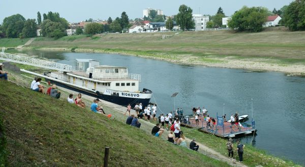 27.08.2022., Sisak - U sklopu "Kupskih noci" odrzava se utrka kupskih camaca "Sikljada" na kojoj sudjeluje 13 muskih i 8 zenskih posada. U zenskoj kategoriji ekipa "Udruge ladjarica Sisak 1" bila je bolja od "Mosorica", dok su u muskoj konkurenciji veslaci momcadi "Stablina 1" pobijedili zagrebacku momcad "El profesore". Photo: Nikola Cutuk/PIXSELL
