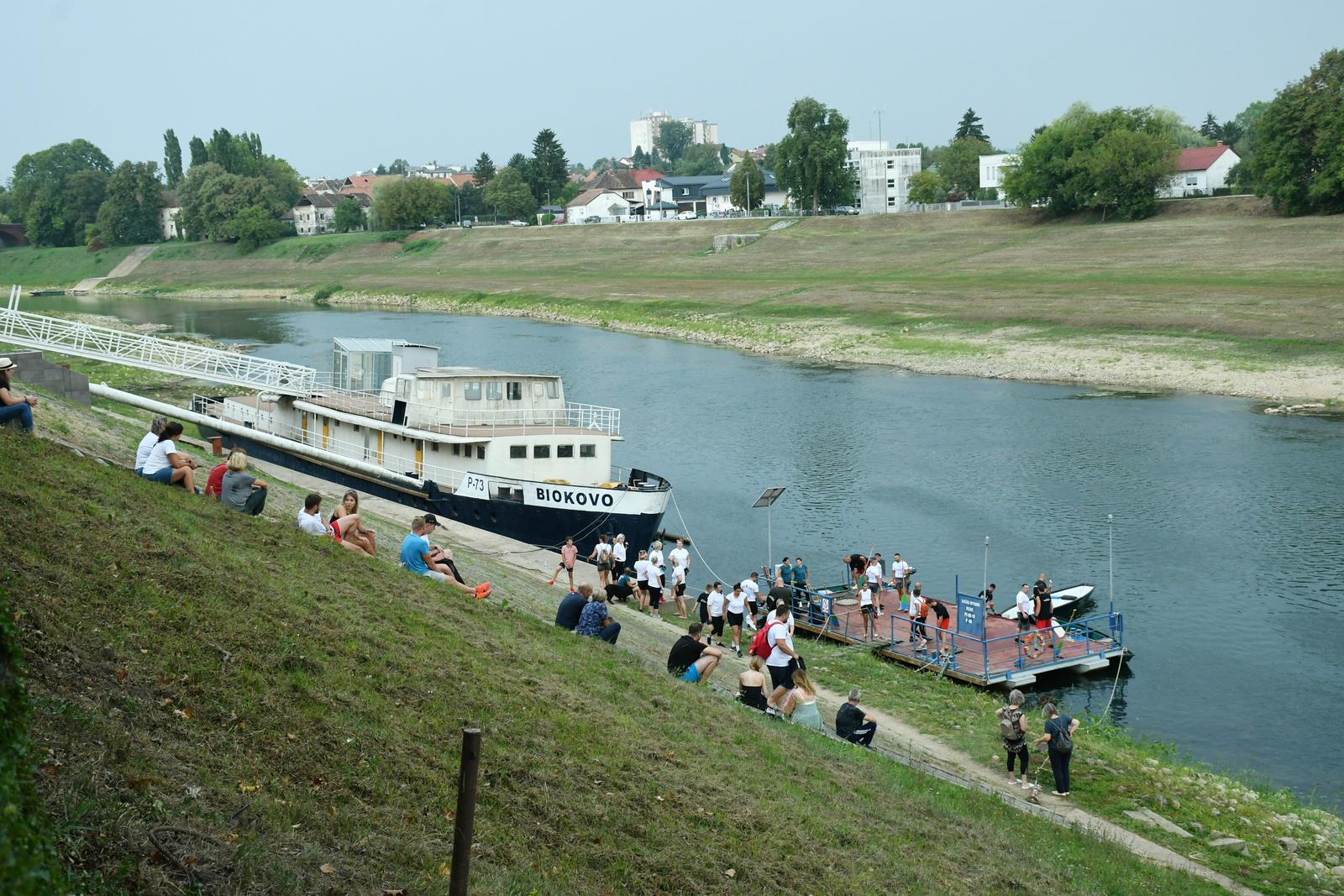 27.08.2022., Sisak - U sklopu "Kupskih noci" odrzava se utrka kupskih camaca "Sikljada" na kojoj sudjeluje 13 muskih i 8 zenskih posada. U zenskoj kategoriji ekipa "Udruge ladjarica Sisak 1" bila je bolja od "Mosorica", dok su u muskoj konkurenciji veslaci momcadi "Stablina 1" pobijedili zagrebacku momcad "El profesore". Photo: Nikola Cutuk/PIXSELL