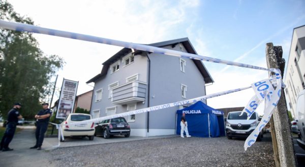 27.08.2023., Dugo Selo - Dvije ososbe su poginule, a treca je tesko ozlijedjena u eksploziji eksplozivne naprave do koje je doslo oko 14 sati u Zagrebackoj ulici u Dugom Selu. U eksploziji su smrtno stradali muskarac i zena starije zivotne dobi dok je ozlijedjeni muskarac prevezen u bolnicu. Photo: Slavko Midzor/PIXSELL