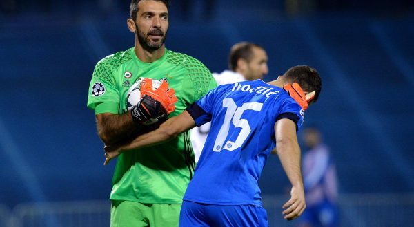 27.09.2016., stadion Maksimir, Zagreb - Liga prvaka, skupina H, 2. kolo, GNK Dinamo - Juventus FC. Gianluigi Buffon, Armin Hodzic.r"nr"nPhoto: Marko Lukunic/PIXSELL