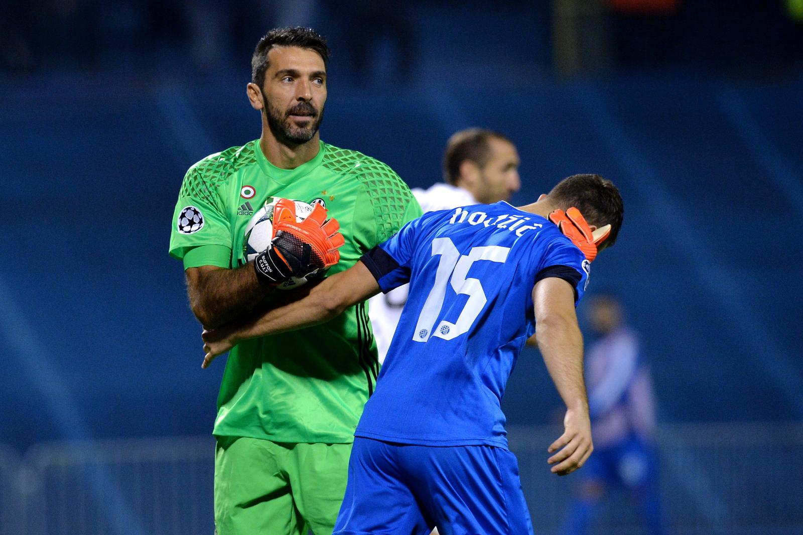 27.09.2016., stadion Maksimir, Zagreb - Liga prvaka, skupina H, 2. kolo, GNK Dinamo - Juventus FC. Gianluigi Buffon, Armin Hodzic.r"nr"nPhoto: Marko Lukunic/PIXSELL