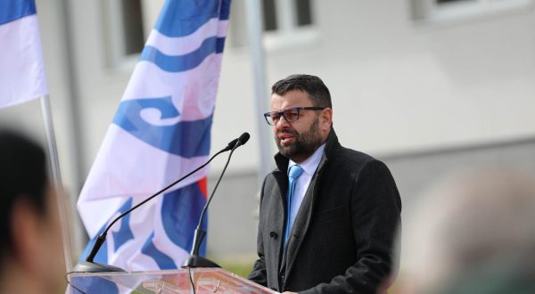 28.03.2023., Naselje Ada, Banjaluka (BiH) –  Milorad Dodik, predsjednik RS, i Drasko Stanivukovic, gradonacelnik Banjaluke i jedan od oporbenih politicara, zajedno su dijelili kljuceve izbjeglim i raseljenim licima u stambenom objektu u naselju Ada. Svecanosti su prisustvovali i predsjedavajuca Predsjednistva BiH Zeljka Cvijanovic i direktor Republickog sekretarijata za raseljena lica i migracije Davor Cordas. Ovo je jedan od rijetkih susreta Dodika i Stanivukovica na nekom javnom skupu, a jedan dio javnosti i oporbenih politicara optuzuje Stanivukovica da je postao Dodikov saveznik.    Photo: Dejan Rakita/PIXSELL