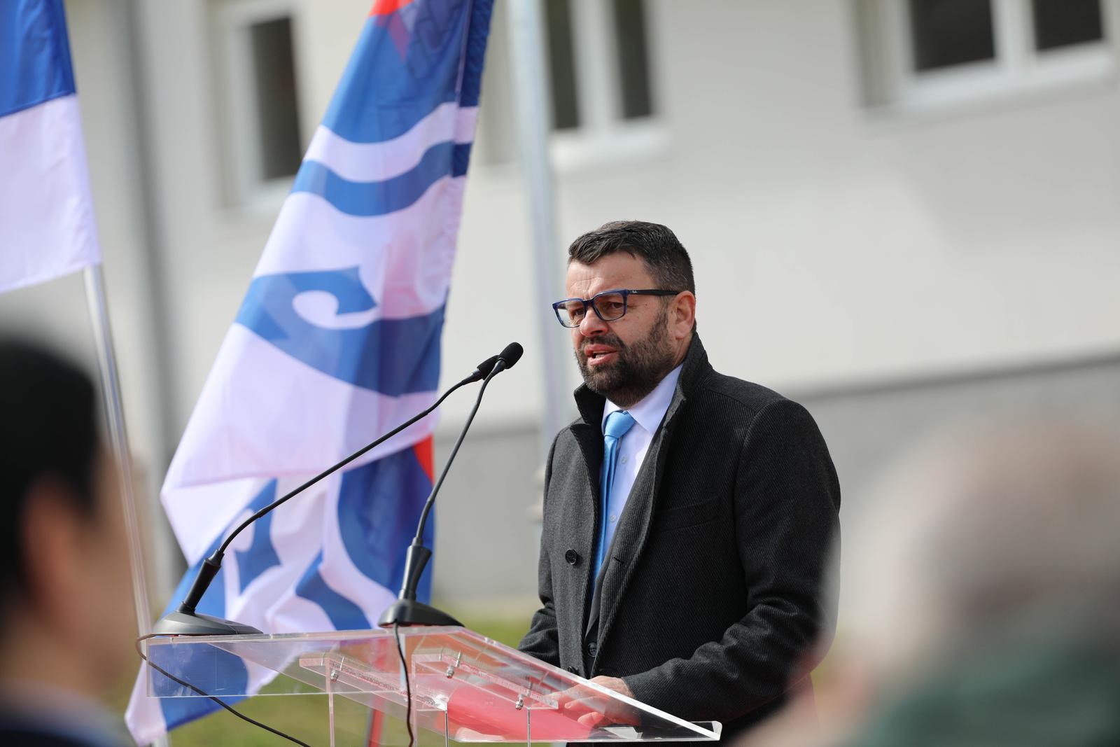 28.03.2023., Naselje Ada, Banjaluka (BiH) –  Milorad Dodik, predsjednik RS, i Drasko Stanivukovic, gradonacelnik Banjaluke i jedan od oporbenih politicara, zajedno su dijelili kljuceve izbjeglim i raseljenim licima u stambenom objektu u naselju Ada. Svecanosti su prisustvovali i predsjedavajuca Predsjednistva BiH Zeljka Cvijanovic i direktor Republickog sekretarijata za raseljena lica i migracije Davor Cordas. Ovo je jedan od rijetkih susreta Dodika i Stanivukovica na nekom javnom skupu, a jedan dio javnosti i oporbenih politicara optuzuje Stanivukovica da je postao Dodikov saveznik.    Photo: Dejan Rakita/PIXSELL