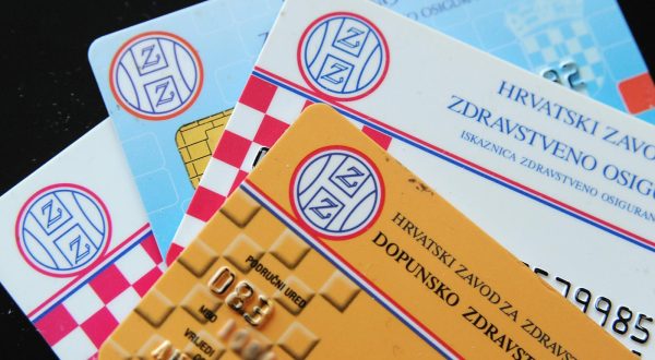 31.03.2015., Sibenik - Zdravstvena iskaznica i kartica dopunskog osiguranja. "nPhoto: Dusko Jaramaz/PIXSELL