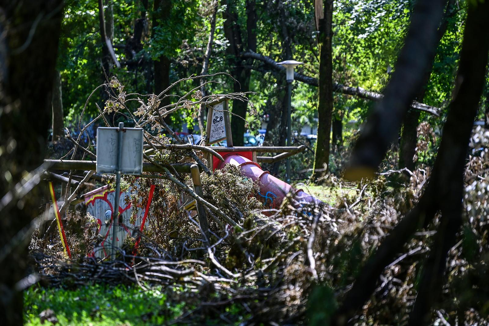 28.07.2023., Zagreb - Park mladenaca je jedan od najvise stradalih parkova koji je stradao u oluji koja je pogodila grad prosle srijede gdje su unistena mnoga stabla.
Ideja iza projektiranja ovog parka, za kojeg je zasluzan arhitekt Smiljan Klaic, bila je da mladenci nakon sklapanja u brak u parku zasade jedno stablo kao simbol ljubavi koja ce rasti i razvijati se, sa svakim novim brakom, park je rastao, a prvo je stablo zasađeno u studenom 1967. godine. Imena mladenaca su se upisivala u knjigu parka, a mogli su i nazočiti sadnji.

 Photo: Igor Soban/PIXSELL