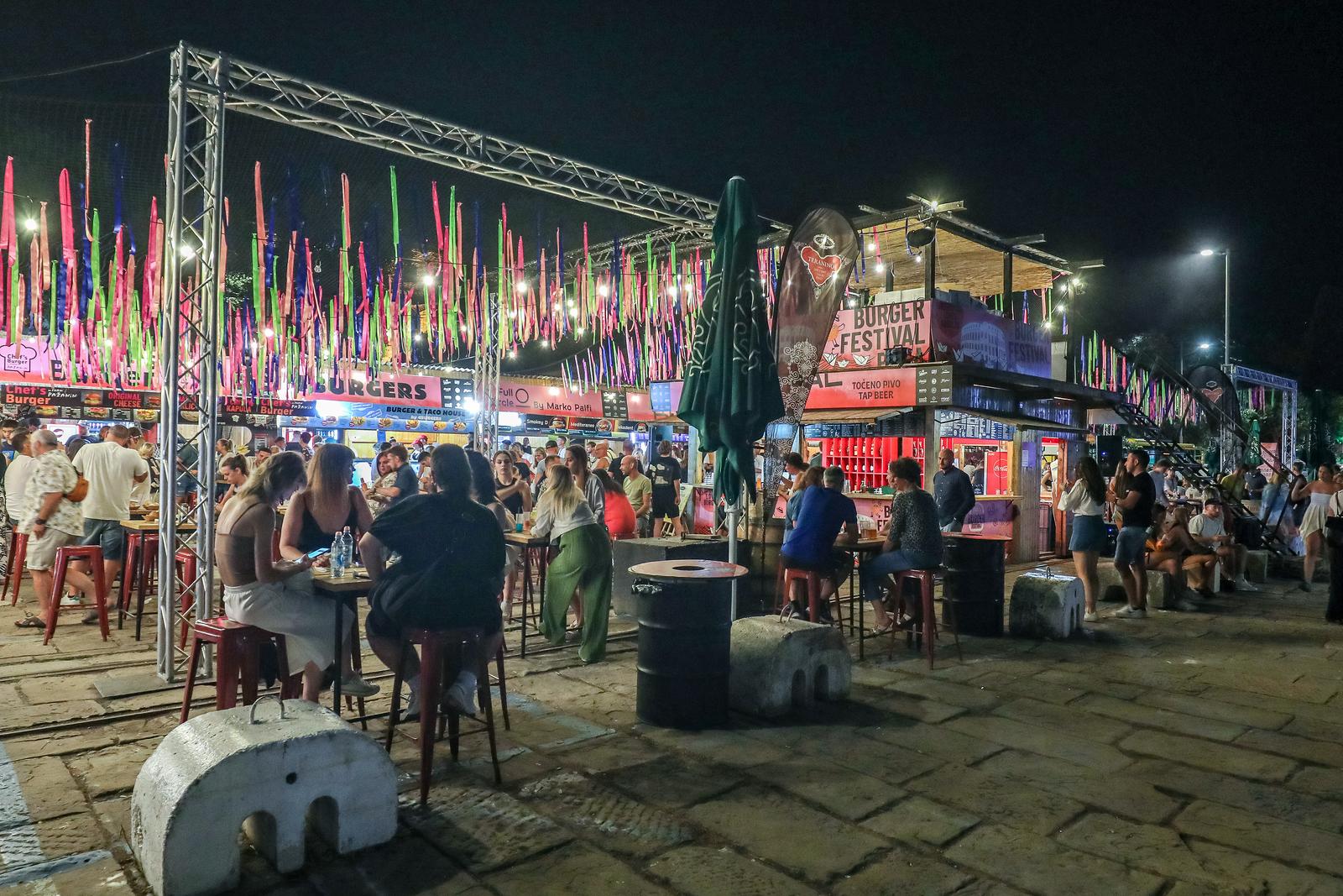 27.07.2023., Pula - Na pulskoj rivi otvoren Burger festival. Photo: Srecko Niketic/PIXSELL