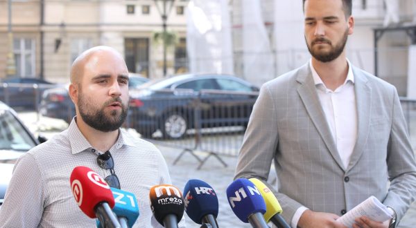 28.08.2023., Zagreb - Na konferenciji za medije odrzanoj ispred Ustavnog suda odvjetnik Luka Mlinaric govorio je ustavnoj tuzbi protiv sudjelovanja skola u eksperimentalnom programu . Photo: Patrik Macek/PIXSELL