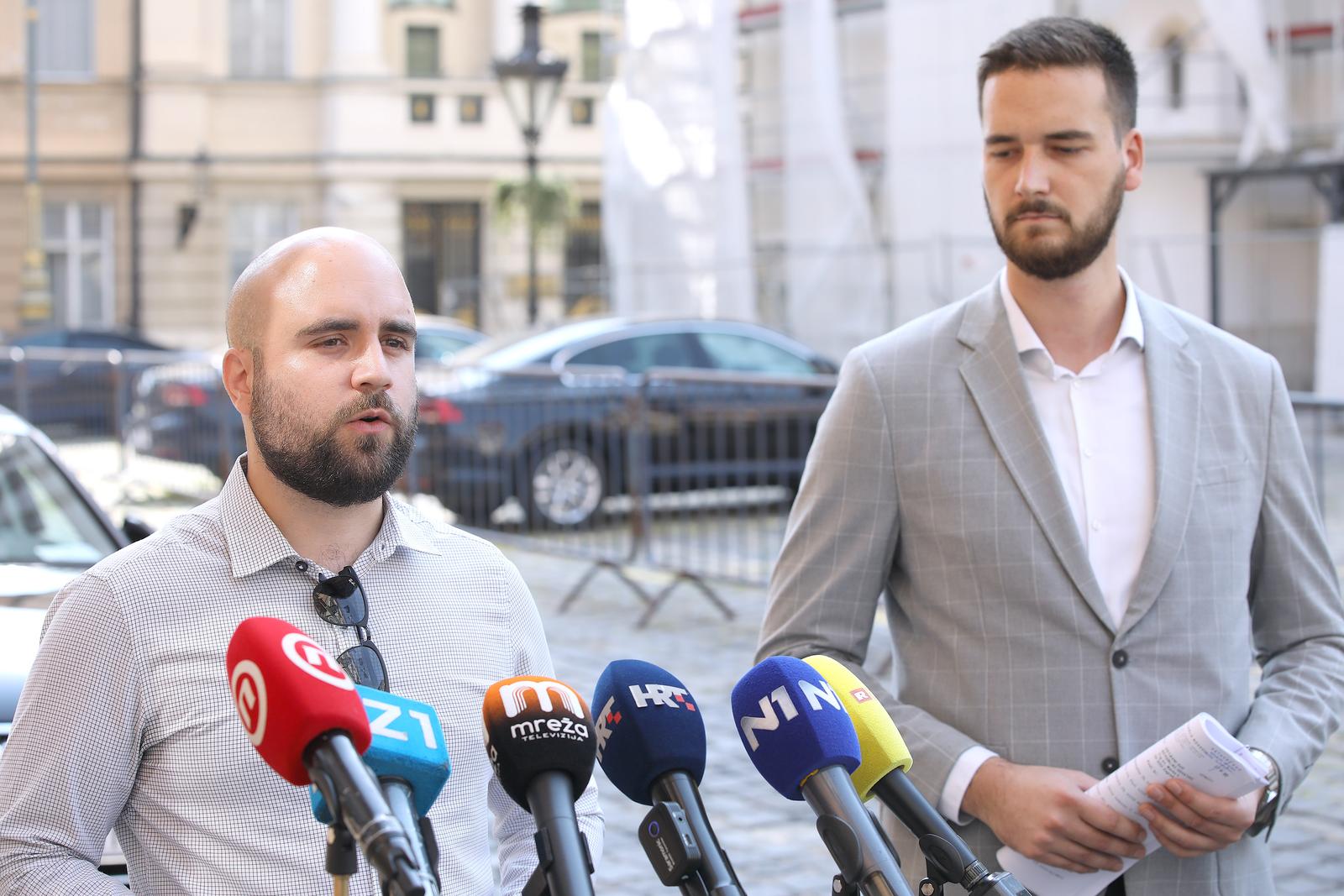 28.08.2023., Zagreb - Na konferenciji za medije odrzanoj ispred Ustavnog suda odvjetnik Luka Mlinaric govorio je ustavnoj tuzbi protiv sudjelovanja skola u eksperimentalnom programu . Photo: Patrik Macek/PIXSELL
