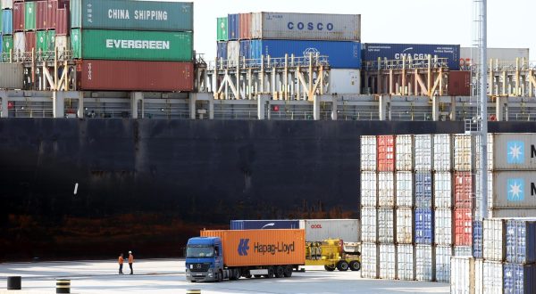 Rijeka: Ukrcavanje kontejnera na brod APL California 29.08.2018., Rijeka - Ukrcavanje kontejnera na brod APL California na Brajdici u kontejnerskom terminalu rijecke luke. Photo: Goran Kovacic/PIXSELL
