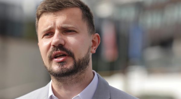 30.03.2021., Zagreb - Ispred Ministarstva zdravstva na Ksaveru odrzana je konferencija za medije saborskog zastupnika stranke FOKUS i kandidata za gradonacelnika Grada Zagreba Davora Nadjija na temu: Macehinski odnos Vlade RH prema privatnom sektoru, nefunkcioniranje javnog sektora, te sto se moze i mora uciniti. rPhoto: Tomislav Miletic/PIXSELL