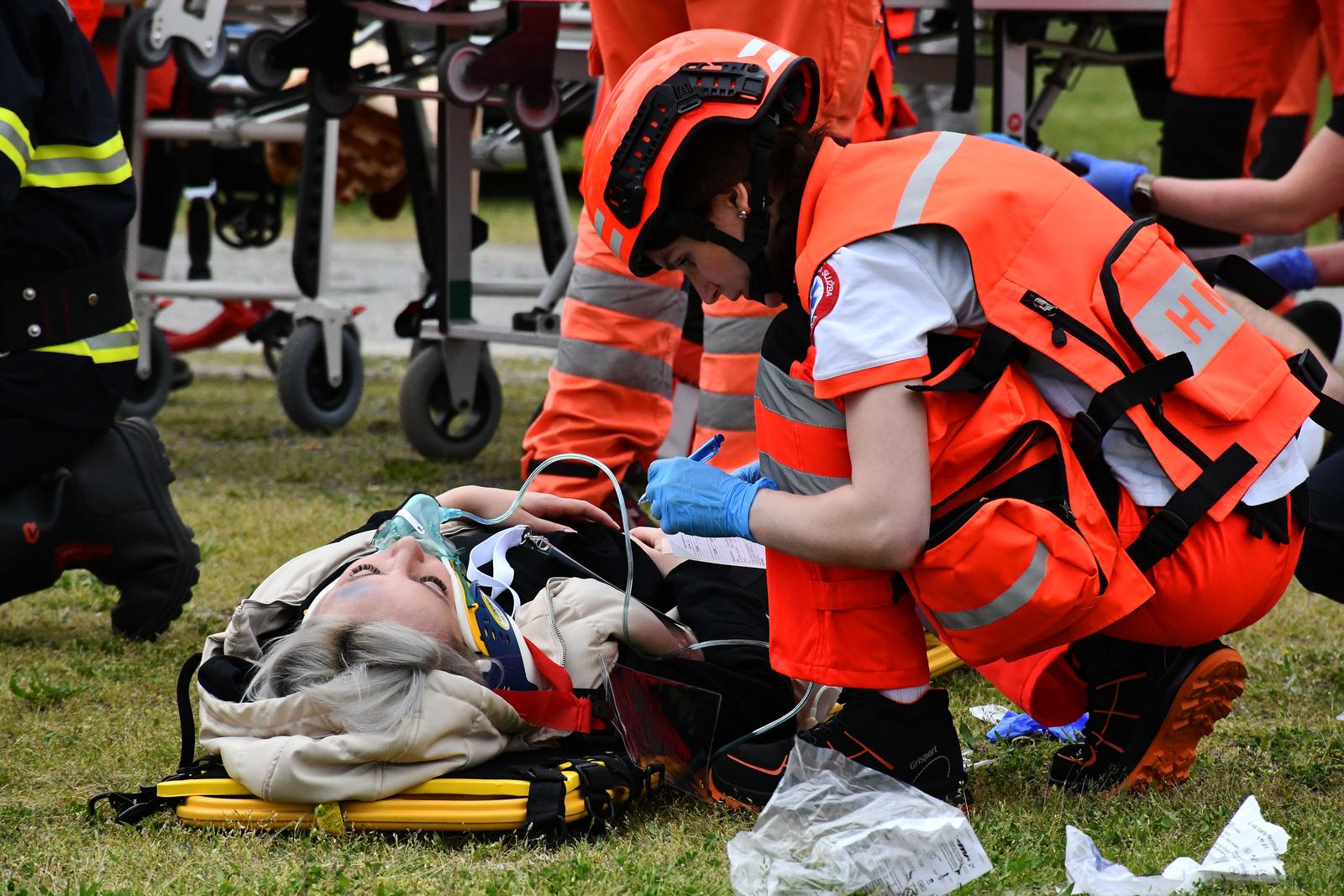 30.04.2023., Stara Gradiska - Povodom Nacionalnog dana hitne medicinske sluzbe odrzana je vjezba simulacije velike prometne nesrece u kojoj je sudjelovalo 200 osoba, pripadnika Hitne medicinske sluzbe iz cijele RH, Ministarstva unutarnjih poslova te Dobrovoljng vatrogasnog srustva Stara Gradiska.  Photo: Ivica Galovic/PIXSELL