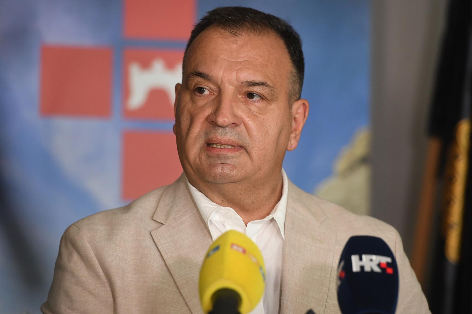 30.07.2023., Knin - Ministar zdravstva Vili Beros sudjelovao je na konferenciji za medije povodom  odrzavanja akcije javnozdravstvenog pregleda madeza i  ranog otkrivanja melanoma. Uz ministra Berosa na konferenciji su sudjelovali Marica Spahija procelnica za zdravstvo, Tatijana Sipalo Lilic ravnateljica kninske bolnice, Petar Cagalj ravnatelj Doma zdravlja Knin i Mirna Situm, voditeljica Referentnog centra Ministarstva zdravstva za melanom pri KBC-u Sestre milosrdnice. Photo: Hrvoje Jelavic/PIXSELL