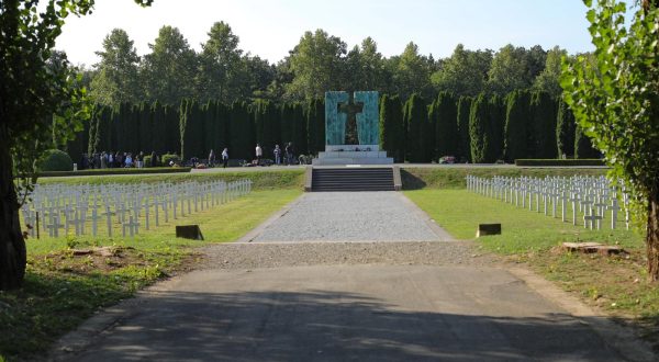 30.08.2022., Vukovar - Memorijano groblje, Na Dan sjecanja na osobe nestale u Domovinskom ratu i Medunarodnog dana nestalih osoba polozeni su vijenci i zapaljene svijece te odana pocast na Memorijalnom groblju u Vukovaru. Photo: Dubravka Petric/PIXSELL