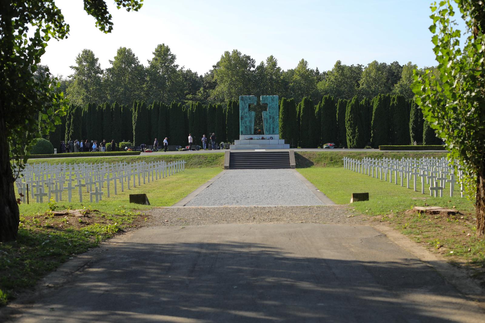 30.08.2022., Vukovar - Memorijano groblje, Na Dan sjecanja na osobe nestale u Domovinskom ratu i Medunarodnog dana nestalih osoba polozeni su vijenci i zapaljene svijece te odana pocast na Memorijalnom groblju u Vukovaru. Photo: Dubravka Petric/PIXSELL